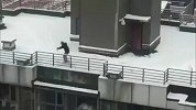 宅家关“禁闭”也不能阻止一颗运动心 北京小伙全副武装天台滑雪