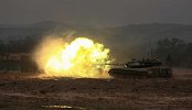 东部战区“陆战之王”：坦克极速运动下开火，目标眨眼间被摧毁