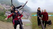 表情管理满分！78岁奶奶第一次玩滑翔伞 拿自拍杆赏景全程淡定