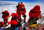 珠峰高程测量登山队员：山上雪特别大 醒来整个帐篷都被埋了