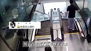 男子骑自行车下自动扶梯，结果连人带车摔下楼梯