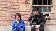 短剧：丈夫将满月婴儿扔进厕所，妻子阻拦，岳母见后直夸做得好