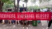 高考考场外球迷拉横幅：犹豫时别改答案 姆巴佩到哪 哪队没欧冠