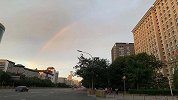 绚烂彩虹挂天空！北京彩虹上热搜，美丽风景引市民驻足
