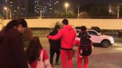 水上项目-17年-可爱迷妹冷雨夜等偶像 孙杨现身与粉丝热情交流-新闻