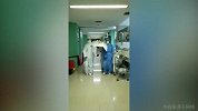 苦中作乐！西班牙医护人员给病毒办葬礼 盼这一天早点来