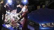 90后女子晚上摆地摊日卖4千 买下奥迪奖励自己