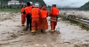 直击现场：四川雅安特大暴雨已致2人死亡 近十万人受灾
