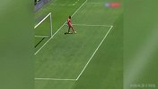 天秀乌龙！门将接回传球被队友穿裆破门