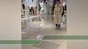 女子不戴口罩进商场遭拒直接踹人 还大闹银行砸设备