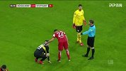 第36分钟杜塞尔多夫球员斯托格犯规