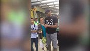 篮球-17年-野兽人气爆棚！慈世平菲律宾街头给粉丝签名拍照-新闻