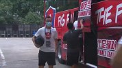 重庆全队抵达球场众将神情严肃 张外龙：期待比赛到来全力争胜