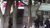 西宁路塌公交坠坑 勇敢少年救完婴儿救他人不幸坠入二次塌陷坑中