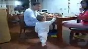 [搞笑]搞笑宝宝模仿村长走路