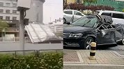 山西太原大风刮倒广告牌砸中行驶车辆 司机受伤被送医