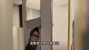 女厕贴满男明星海报，网友吓一跳质疑诡异，影院：男厕也贴了女星