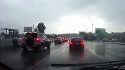 【俄罗斯】小车高速路上遭雷劈中2次 后车司机目睹瞬间眼前空白