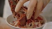 曲阜这家店的羊肉泡粥，口感细腻顺滑，顾客特地跑来吃