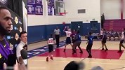 布朗尼正式着詹皇23号球衣比赛 一人独得27分父子同台NBA不是梦