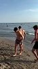 马斯坦托诺海滩颠球 一脚把足球踢进大海球门