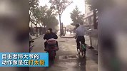 综合-17年-太原大爷骑车双手脱把 边骑边打太极-新闻