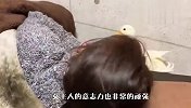 女主人赖床不肯起，宠物鸭一脚踩在她脸上：这下清醒了吗？