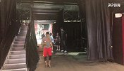 【PP体育在现场】练完收工！姚明督战训练后与友人寒暄
