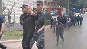 陕西凤翔刑案嫌犯被抓面露微笑  7月5日致2死1伤