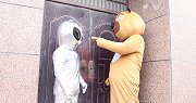 外星人真人版：熊大唱歌太难听，外星人忍受不了偷袭熊大，被打跑
