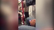 请勿模仿！切尔西球迷地铁疑似耍酒疯 壮汉乘客看不惯危险整蛊