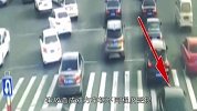 女子开车追尾“超淡定”，接下来一句话“霸气”！交警：你厉害