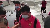 广州德比第三战：广州恒大抵达天体  球迷热烈迎接