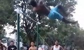 黑人小哥臂力惊人单杠上下翻飞 就想问你知道大摆锤不