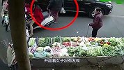 女子骑车去买菜，身后男子悄悄动手，监控拍下不耻画面！
