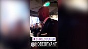 黑曼巴归来！科比球衣退役后首次回斯台普斯看NBA