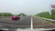 红车高速任意变道，视频车决不能咽下这口气，高速出口见！