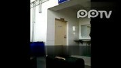 车站“胆大姐”因女厕被占 勇闯男厕