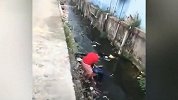 【广东】骑手被小车撞飞后掉入河沟 摩托滚数圈才停下