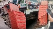 湖北恩施一处马路突然塌陷一货车坠入 车头倒立司机侥幸逃生