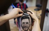 球迷纷纷“头顶”梅西理发店刮起梅西热 今天你理发了吗