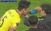 双方球员真的拼！ 张琳芃嘴角出血场边紧急治疗