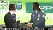 足球-14年-“南美超级德比杯”赛前发布会主办方与两支球队互赠礼物-新闻