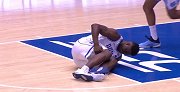 NBA准状元太尴尬！威廉森开场竟然踩穿球鞋受伤下场