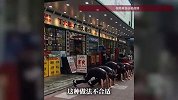 广州一螺蛳粉店多名员工在门口做俯卧撑，餐馆回应：不是惩罚，开会时活动一下