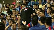 中超-13赛季-联赛-第17轮-申花球迷看台摔伤继续领唱-花絮