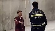 两个多月未见，奶奶偶遇消防员孙子却挥手赶他走：别耽误你工作