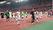 实拍国安赛后谢场 球员面对球迷低头不语