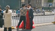 “司机都让着我们”摄影师携新人机动车道拍婚纱照 警方：违法！