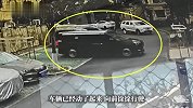 突然失控！事发上海居民区，停着的车自己动起来，直挺挺撞上去